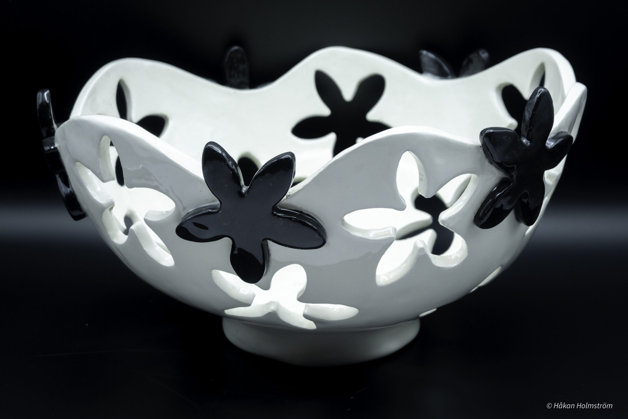 Svart-vit skål med femuddade blommor