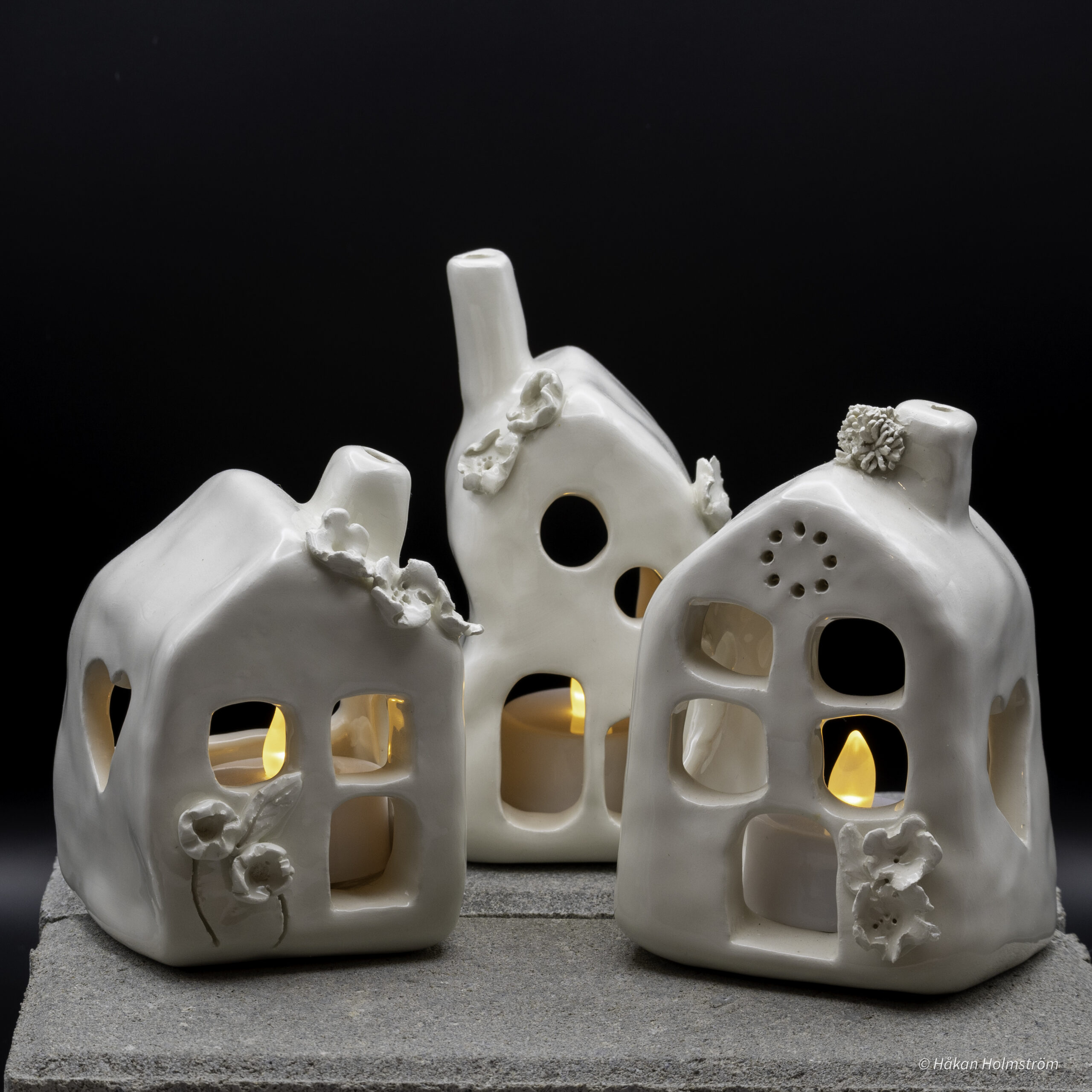 Grupp av tre hus i keramik