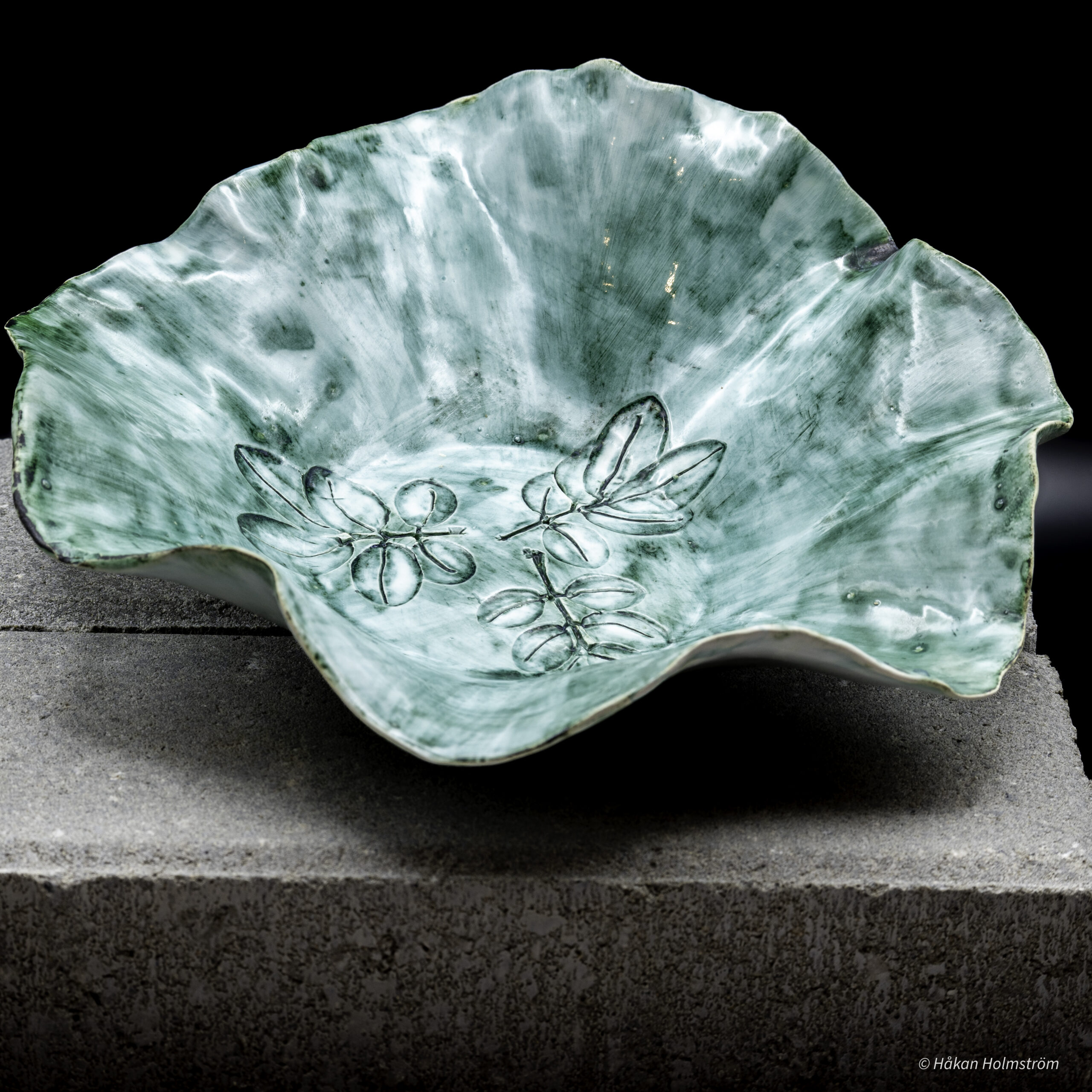 Grön skål med relief av blomma