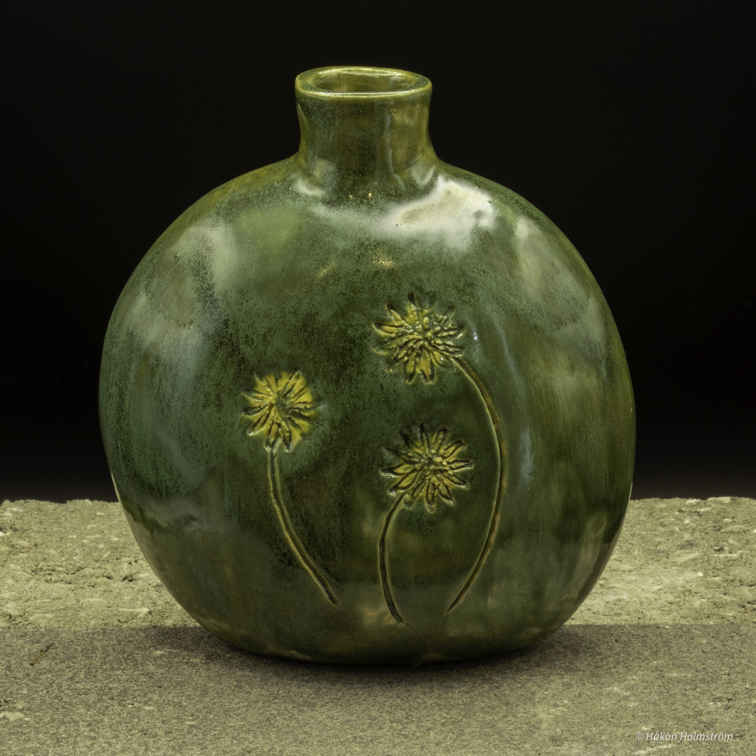Grön vas med blom-motiv